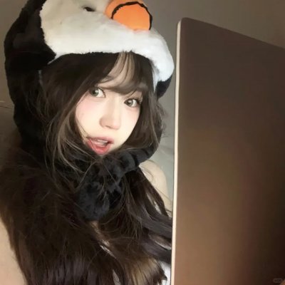 与一位女士合影